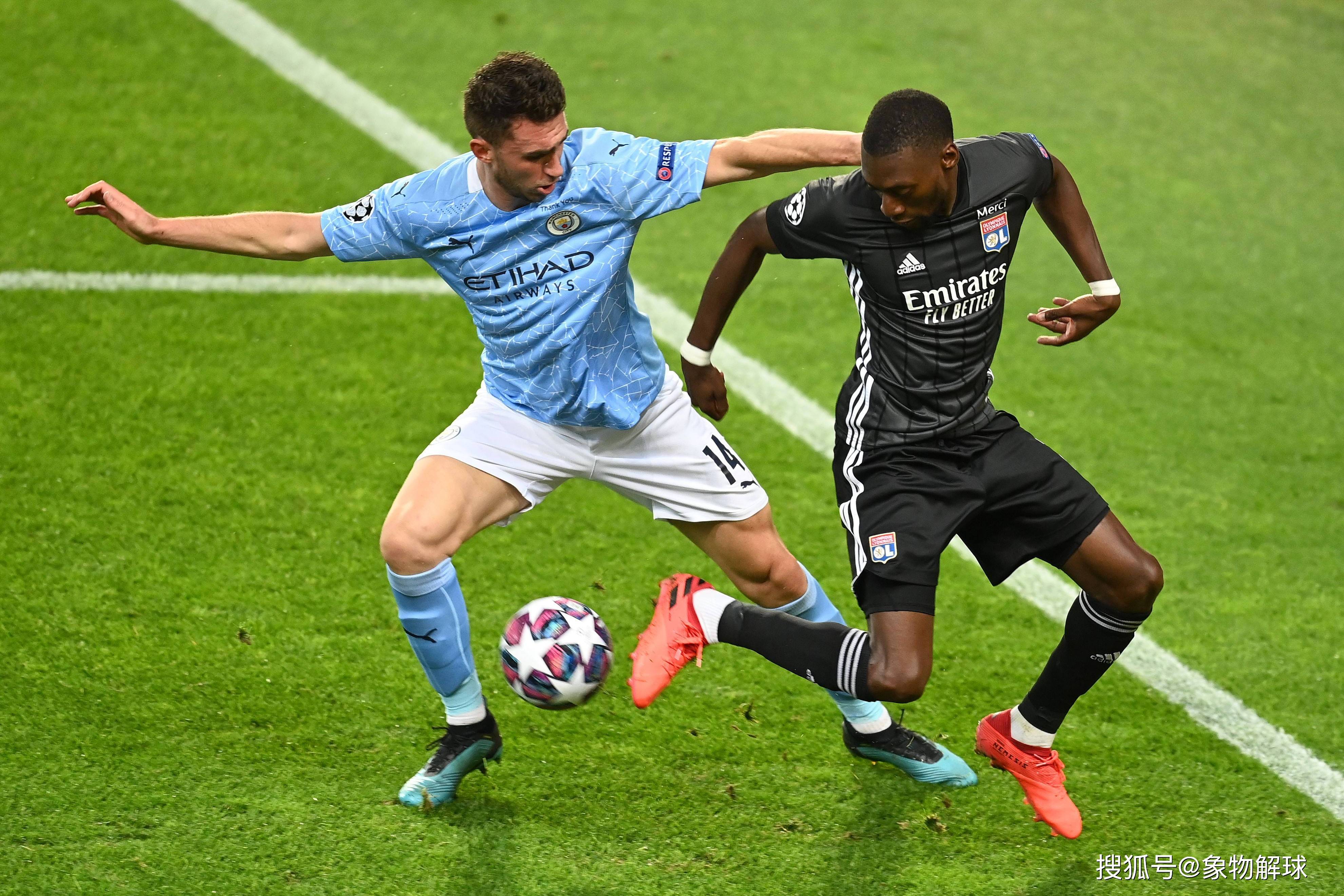 足球比赛中选手们战术配合默契有节奏