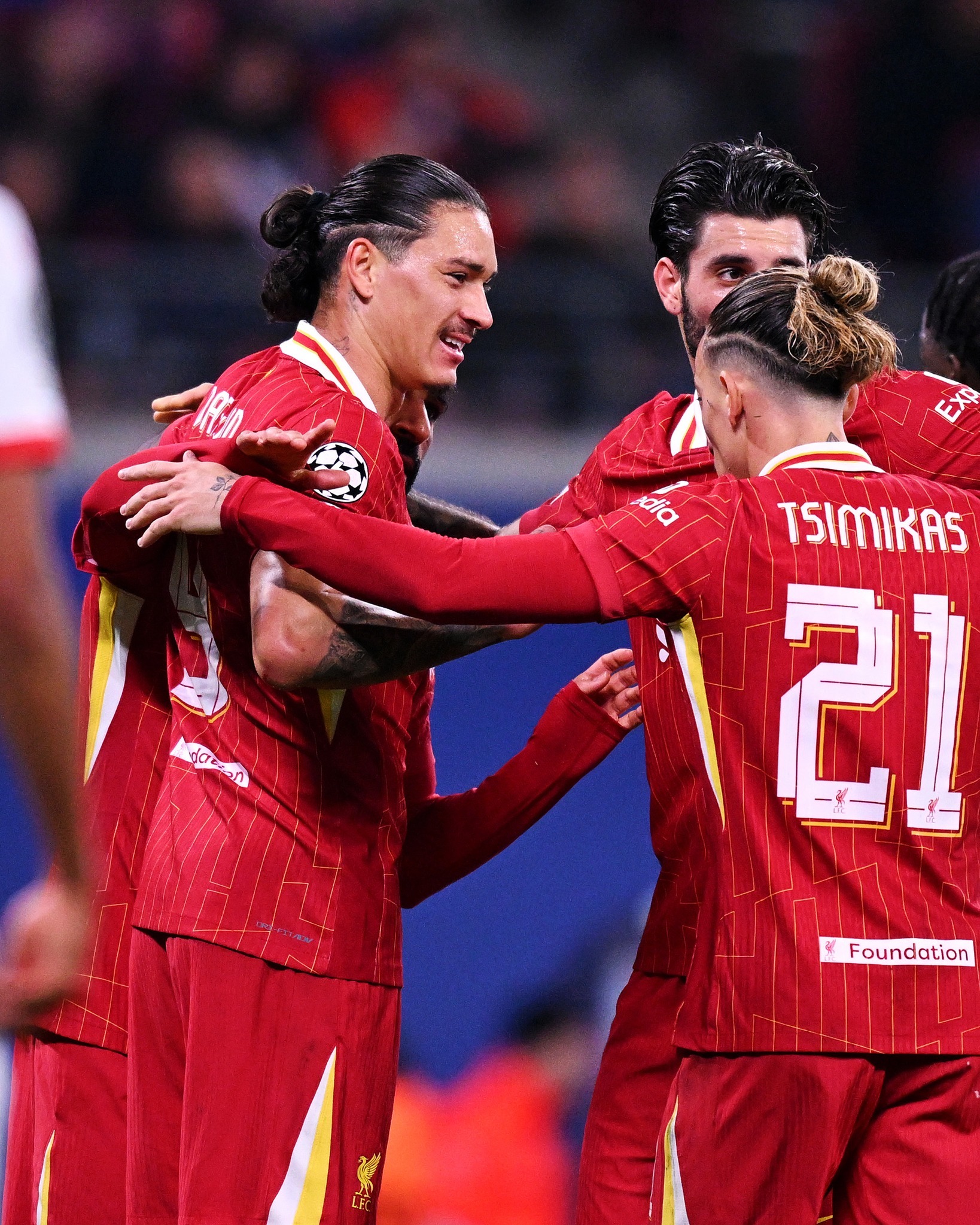 包含利物浦主场完胜，红军全力追赶领头羊的词条