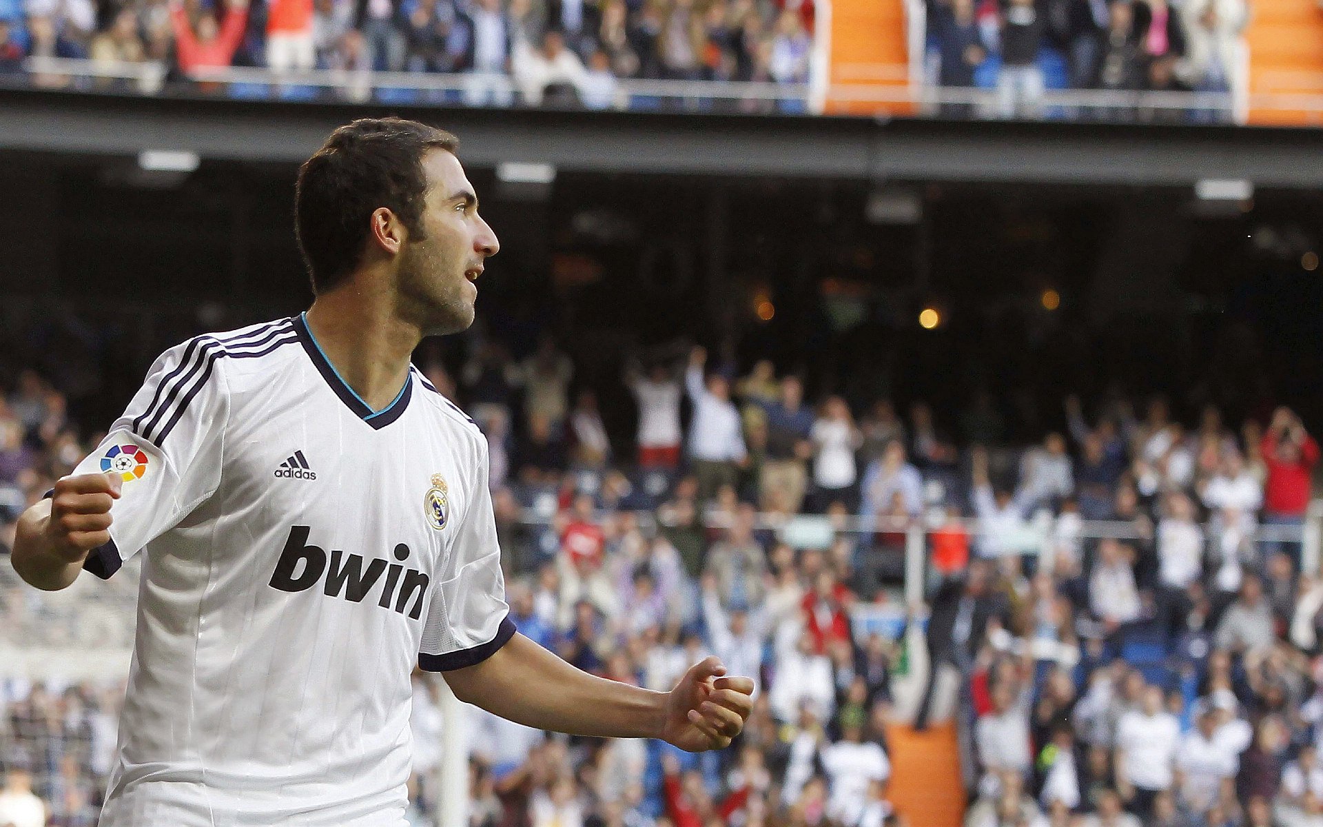 乌拉圭完胜比利亚雷亚尔，阿克完成里程碑，南美足球的荣耀时刻